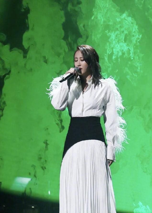  「仙气」春光俏丽下，不穿点仙气飘飘的羽饰单品怎么对得起这美好天气！