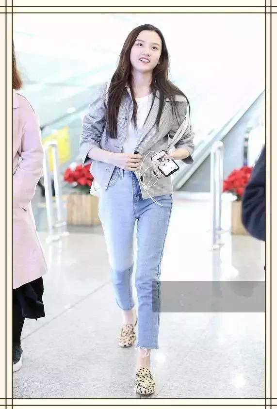 宋祖儿的腿太好看，但同一条牛仔裤欧阳娜娜穿，网友：这是少女腿