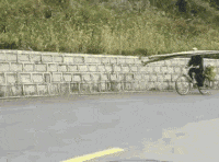  [搞笑]搞笑gif：这个不是不倒翁吗？怎么突然间倒了？难道是我太胖了吗？