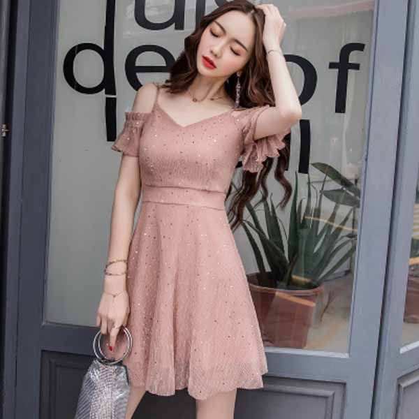 令男人怦然心动的“美肩裙”，清新迷人又白嫩，女人见了都羡慕