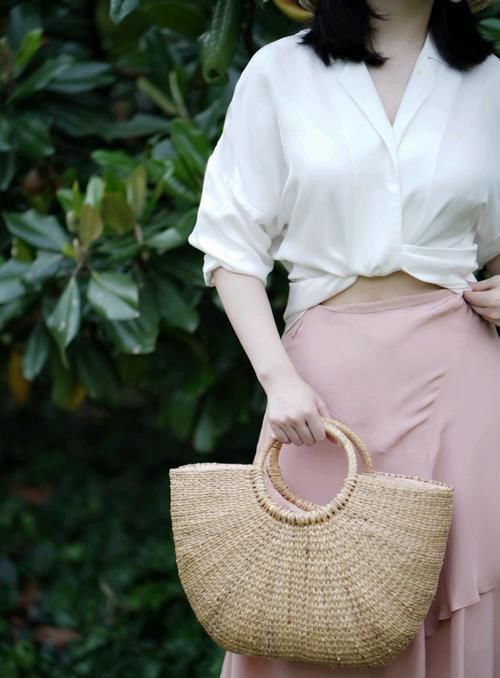  #气质#三木的高级穿搭又来一波！白色衬衫配“虾皮粉”半身裙，气质清新