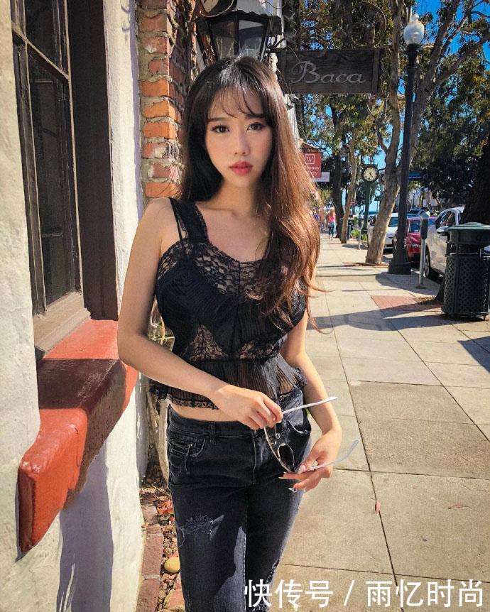 黑上衣搭配紧身的牛仔裤, 好身材特性感