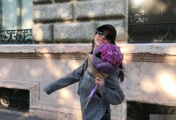 「神仙姐姐」刘亦菲迷人美背大合集,昔日灵儿再现巅峰时刻,生活照却大变样