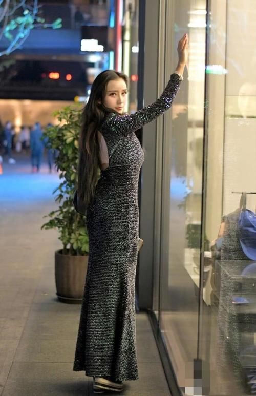 『丰腴』40岁阿姨不服老，穿时髦“鱼鳞”裙上街，体态丰腴惹人羡
