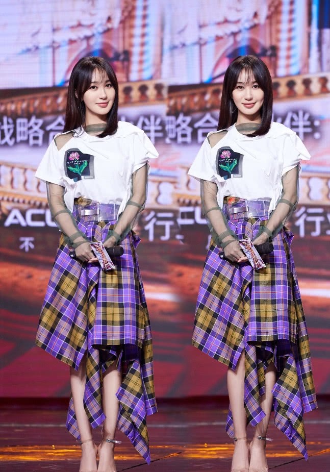 李菲儿的黄衣服太晃眼了，好身材穿抹胸衣烂裤子，还配了鱼鳞鞋！