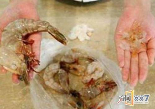 妻子买回大虾，吃虾看到这一幕吓得急忙报警