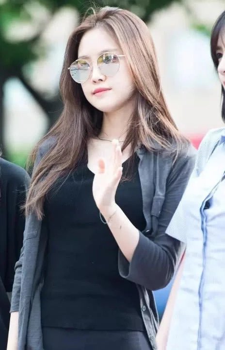 网红小姐姐一身黑色紧身装展现凹凸身材，真人看着比照片美多了