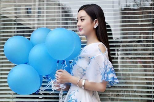 赵丽颖逆袭了，穿小黑裙美出了“亚洲赫本”，网友：没有可比性！