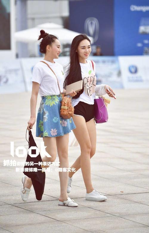 路人街拍：小姐姐的吊带短裙很优美，不穿丝袜的双腿很健康的颜色