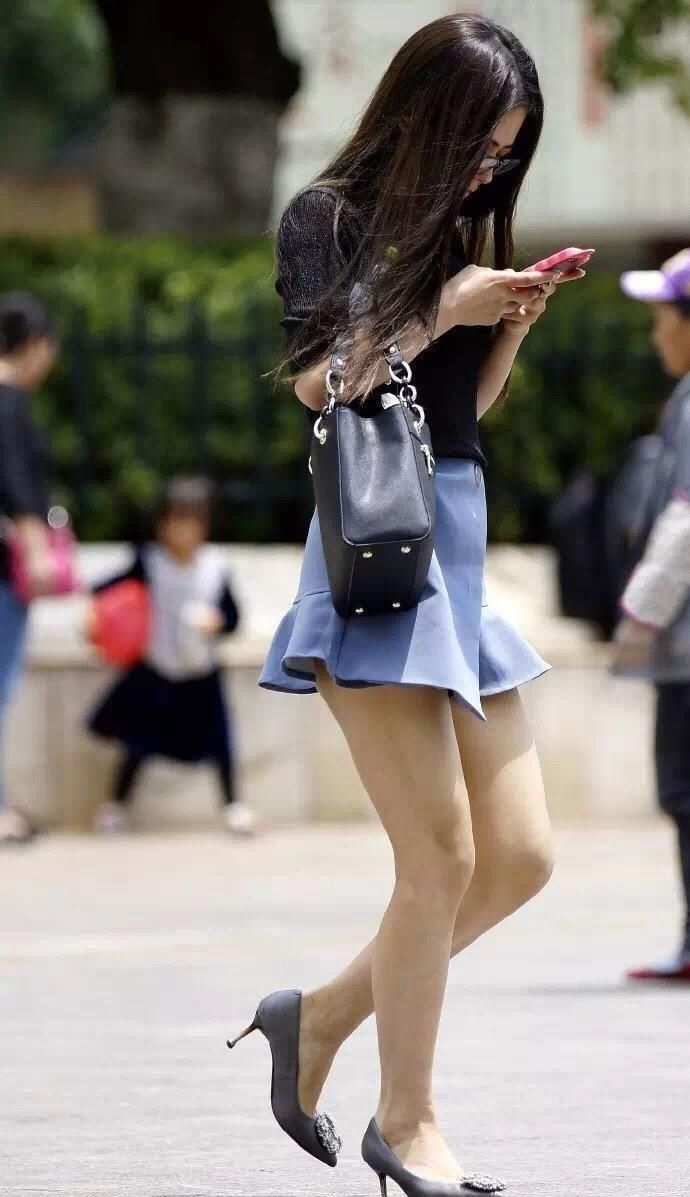 街拍:乌黑长发的女神如此美腿温润白皙，修长俏丽，实在是难得啊