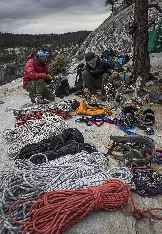 难度堪比登月！他徒手无保护爬上914米峭壁，恐高症患者最好别看