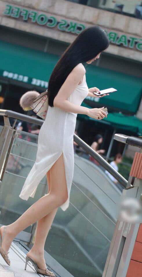 超模小姐姐穿白色高开叉连衣裙包裹窈窕身姿，一双美腿十分吸睛