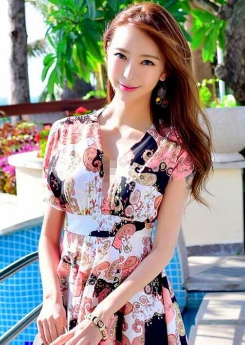 优雅浪漫的泳衣美女，衬托出妖娆身材