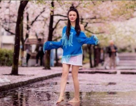 冉莹颖穿深V装现身，却频频用手遮挡事业线，网友：敢穿不敢露啊