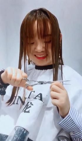 头发稀少的女孩想改变一下自己的发型，网友：剪完之后简直就是一