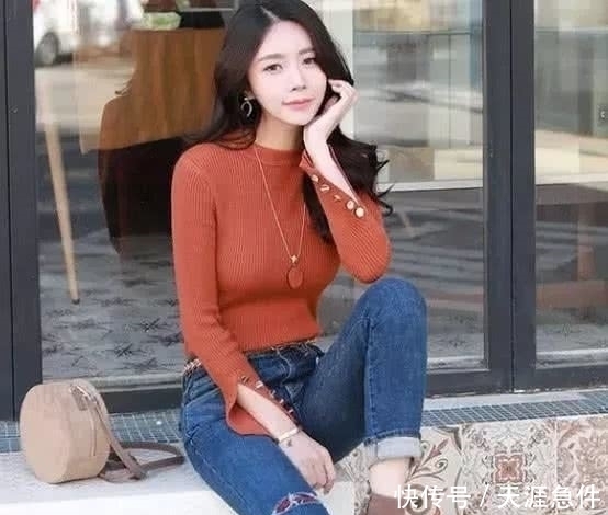 穿搭：尽显高雅动人，网友：非常美，女神风格穿搭“极具魅力”的牛仔裤
