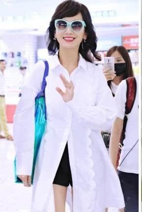 赵雅芝真敢穿！裙子中间开叉看到安全裤，网友：奶奶这样真的好吗