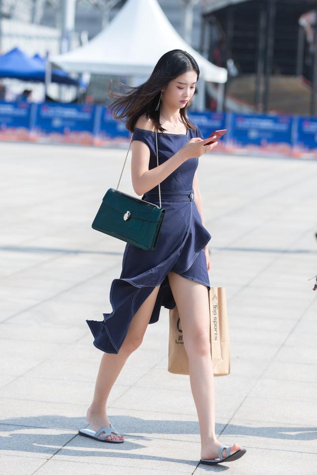 街拍：30多岁的女人偏爱长裙，图3小姐姐会不会太凉!