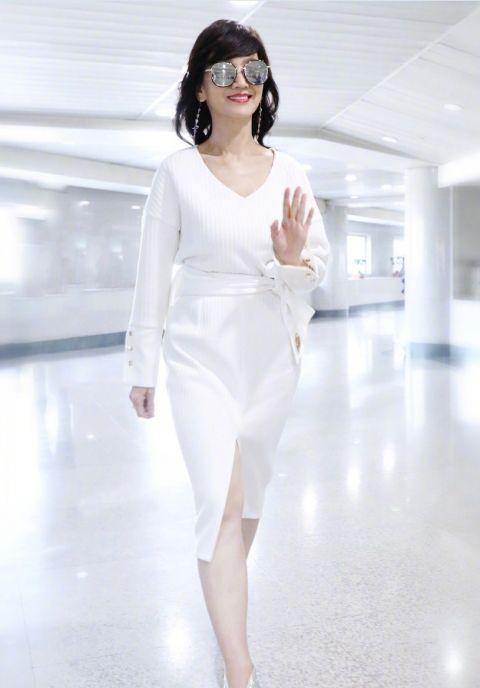 赵雅芝真是冻龄,穿黑色蕾丝低调秀锁骨,不相信有63岁了!