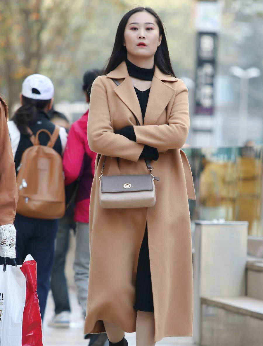  【凸显】知性女秘书穿搭条纹紧身连衣裙凸显好身材, 不输欧美女人
