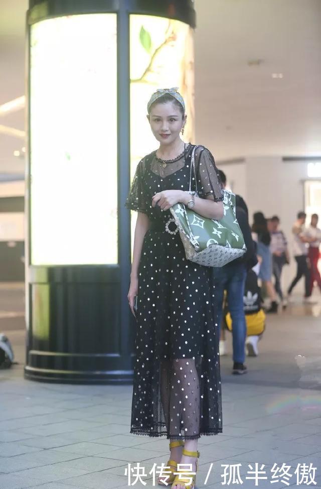『气质』美女一双尖头的高跟鞋让她显得更加的有气质,清新淡雅又凸显魅力