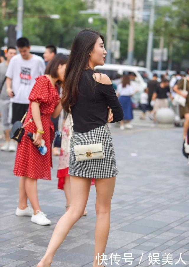  『纯净』路人街拍，小姐姐身材丰腴，穿不规则的短裙，看着很纯净