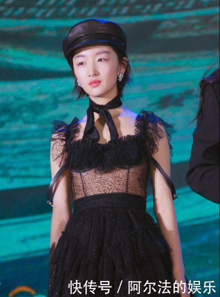 36岁张韶涵和26岁周冬雨同穿蕾丝裙，一个像女神，一个像女儿