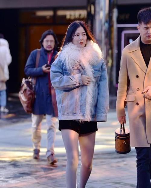  『短袖』美女时尚街拍：优雅闲适的美女，一件紫色短袖配牛仔短裤，时尚唯美气质