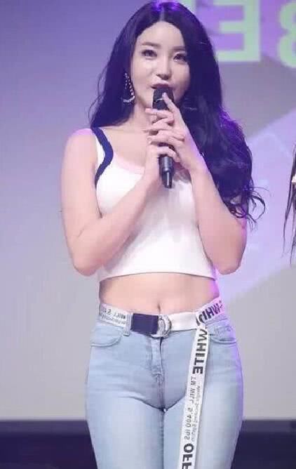 这位美女小姐姐火了，只因穿了这条紧身裤，网友：不勒得慌？