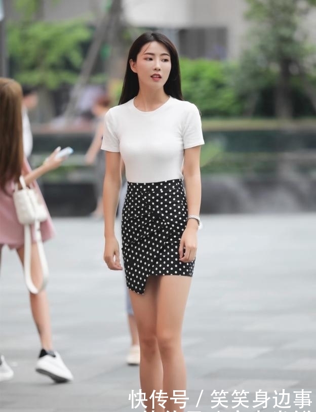 『韵味』街拍:美女性感的身姿迷人的长相很吸睛,彰显不一样的韵味