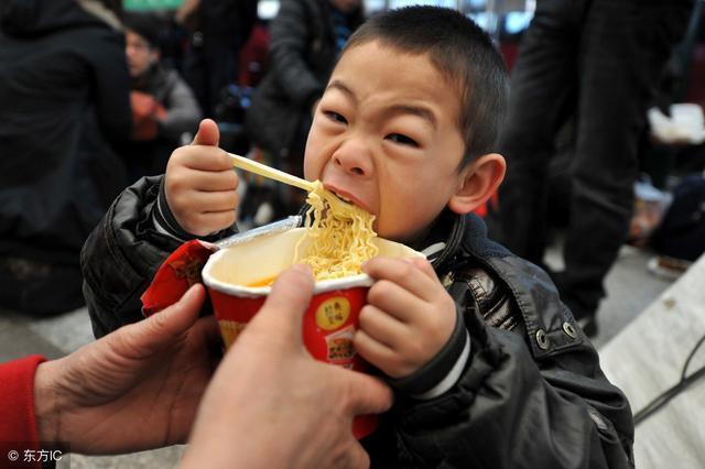 [辟谣]怎么可能！我5分钟吃完一碗泡面，却要排1个月的毒？