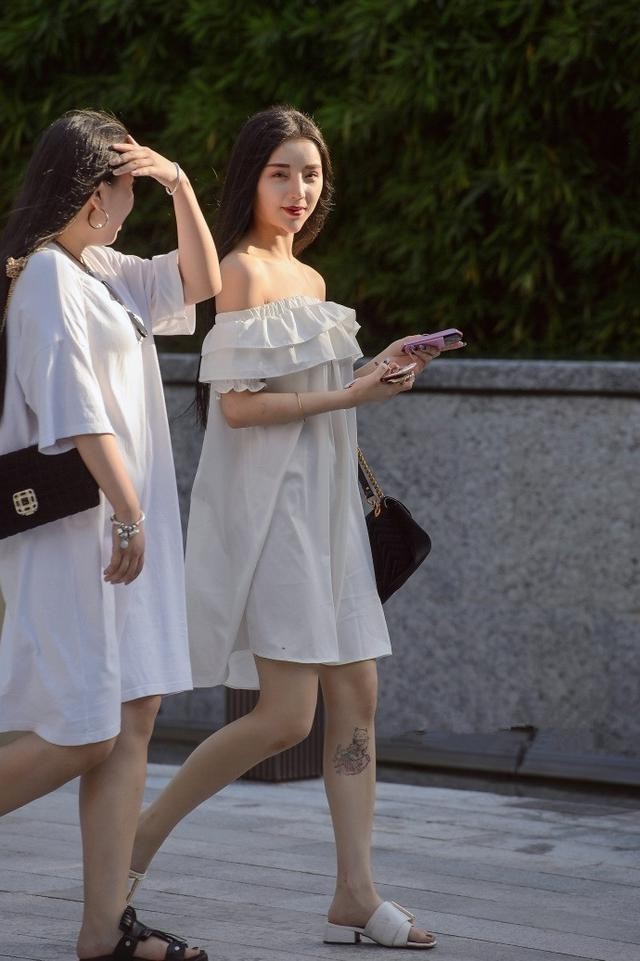 街拍:穿着俊美清纯让人喜欢的小姐姐,穿着显美腿靓丽迷人!