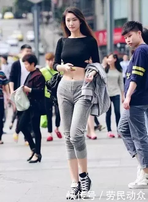 街拍：穿着大胆时尚腿长俏丽的小姐姐，很容易迷上这样的美女！
