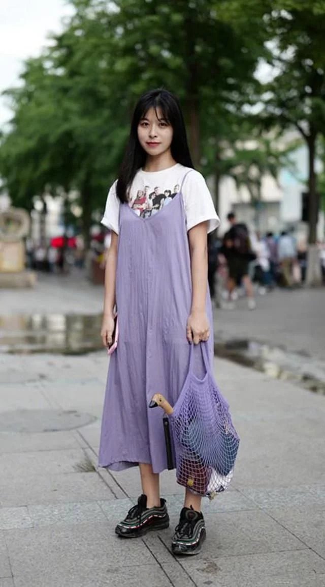 街拍:图1短裙长腿美女,图3闺蜜俩美的不同,图4超短裤美女