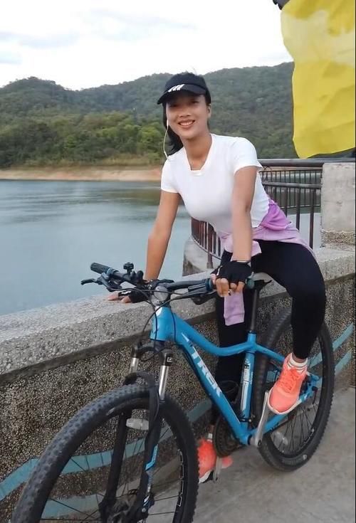 「 美女网红」穿上T恤 瑜伽裤,外表鲜明抢镜!,户外的运动系女神