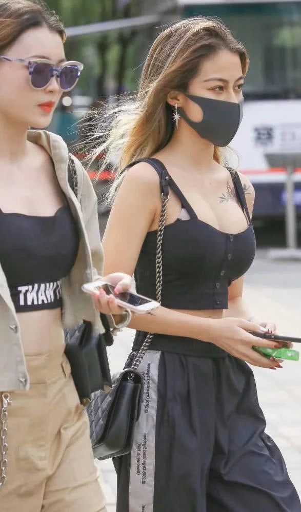 紧身穿搭勾勒出饱满的胸部，金黄色的长发十分的迷人，微风除服，