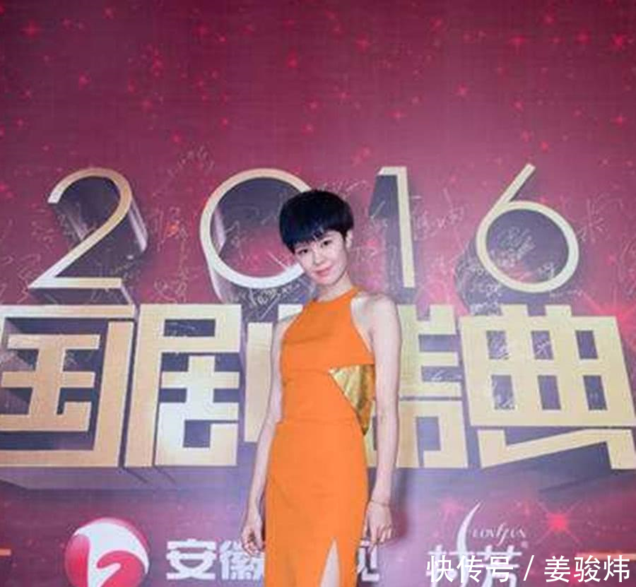 郁可唯真会玩，裤子居然只穿一半，网友看的强迫症都犯了！