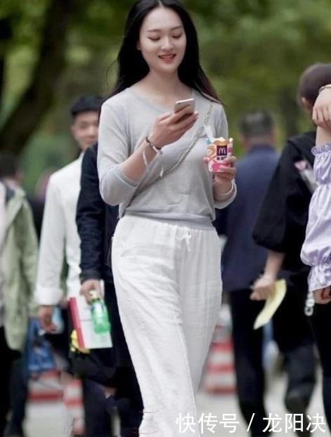 【怦然心动】街拍:身穿红裙小美女,雪白的肌肤,让人怦然心动