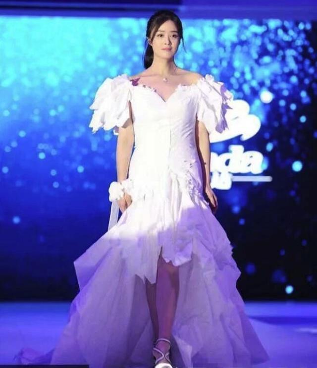 明星活动穿礼服，刘涛显高雅，蒋欣的环保，桂纶镁透着霸气