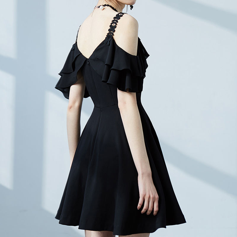 成熟女人身材真丰满，把普通小黑裙穿出前凸后翘，杨柳细腰太性感