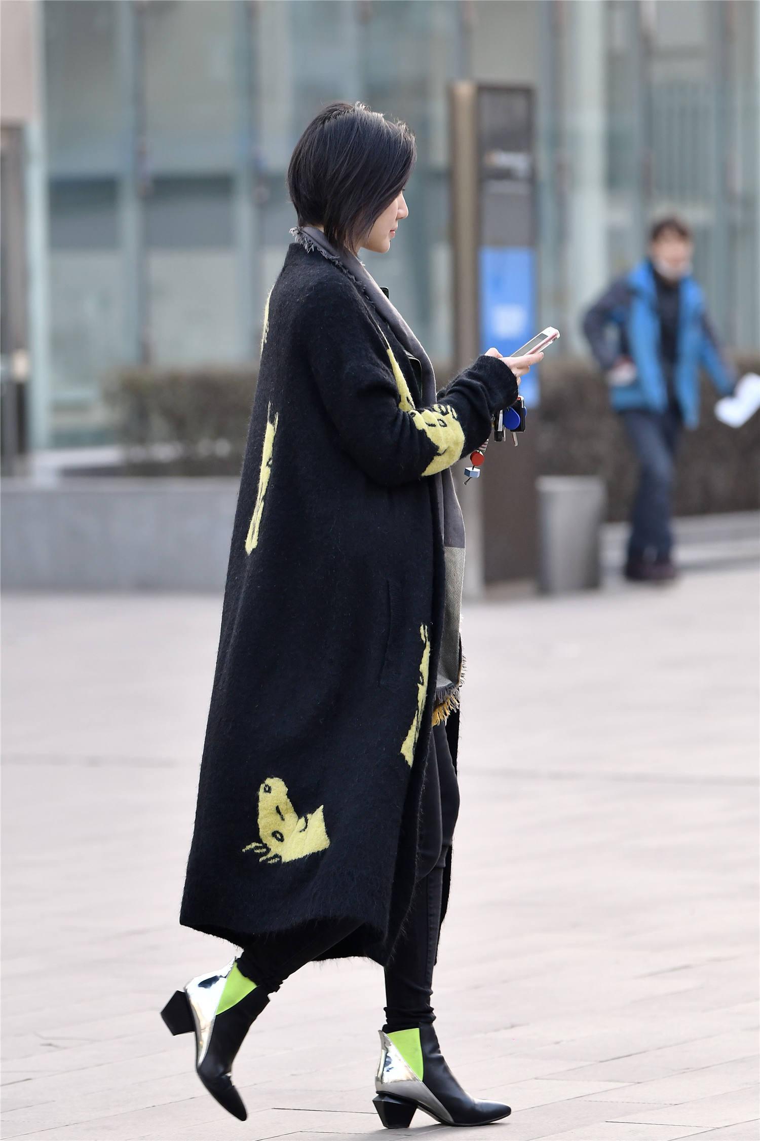  『搭配出自』街拍：春天的姑娘，要想搭配出风度，长款风衣让你更加精致的