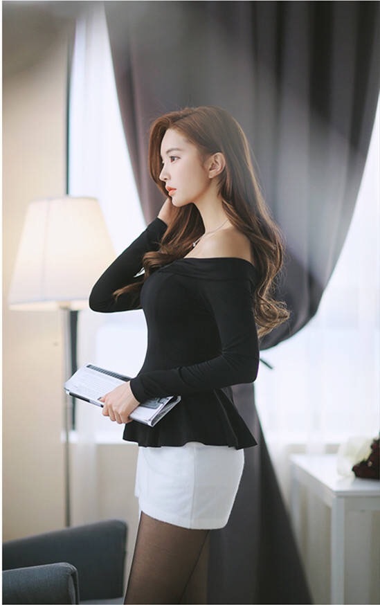 黑色紧身上衣搭配白色短裙,展示好身材,性感美