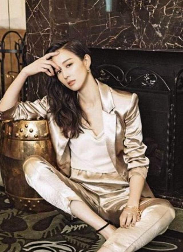  『不露』张钧甯好会穿，一身香槟色西装配高跟鞋，不露腿也美得惊艳