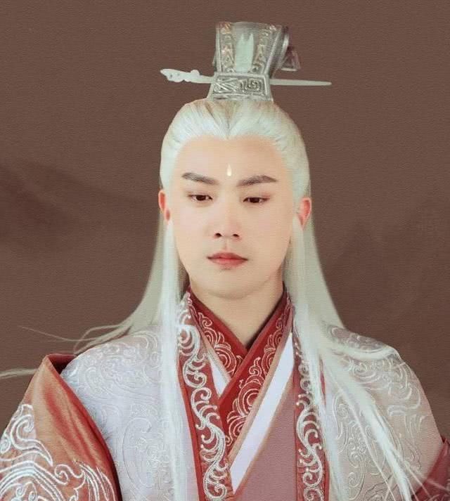『朱一龙』男星白发造型：朱一龙邪魅，马天宇俊美，而他帅成所有人的师尊