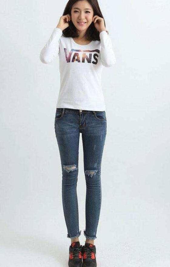 满屏“美腿季”, 俏皮紧身裤秀出纤细长腿，完美修饰女性曲线