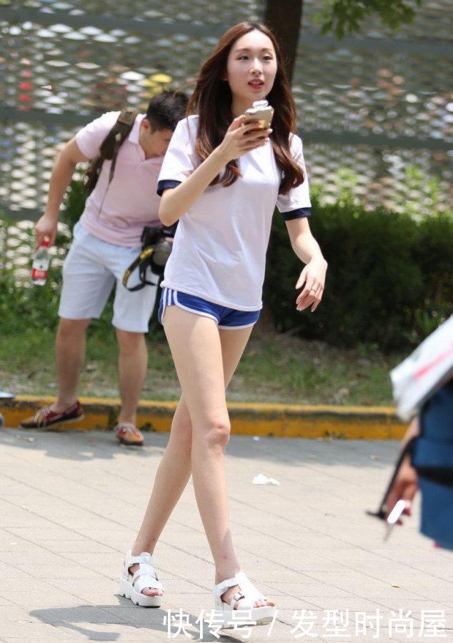 肤白貌美的牛仔裤小姐姐展露曼妙迷人的身姿，令人怦然心动！