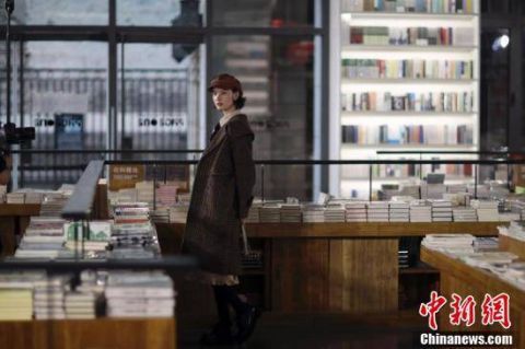  变身：书店变身秀场 直播展示新款时装设计