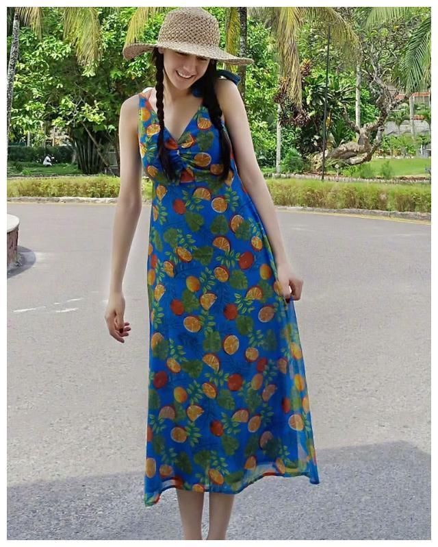 迪丽热巴太美啦！一袭金色V领长裙闪闪发光，见了她就挪不动脚