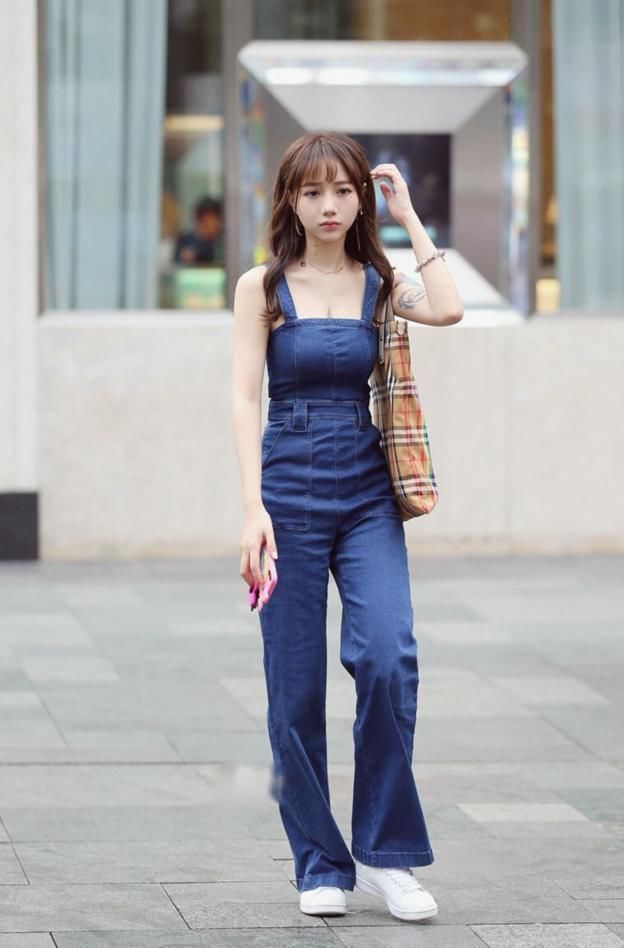 街拍：能在夏天驾驭紧身裤的美女，下半身肯定是“肉肉”的！