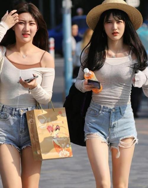  【美女】街拍：皮肤白皙的美女，一条碎花连衣裙外搭白色外套，时尚优雅范